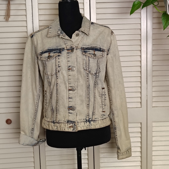 GAP Jackets & Blazers - GAP Light Wash Blue/White Denim Jacket Size S – Like New